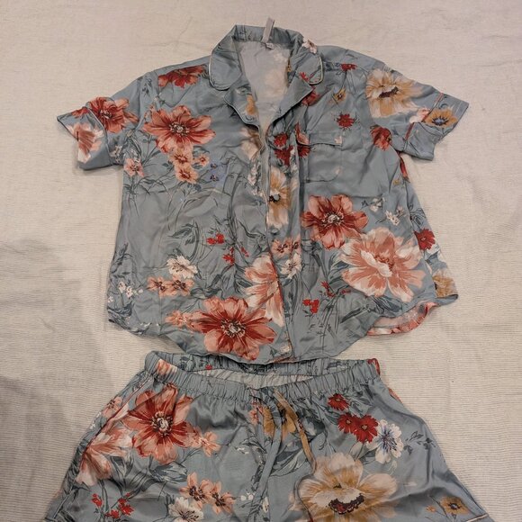 NWOT DB Studio Floral Silk-Like Pajamas - Short Sleeves and Shorts Set - Picture 1 of 2